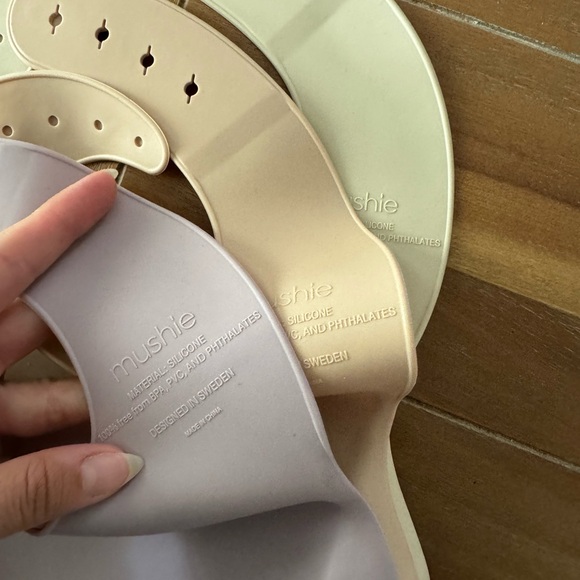 Mushi Silicone Bibs - Picture 3 of 5